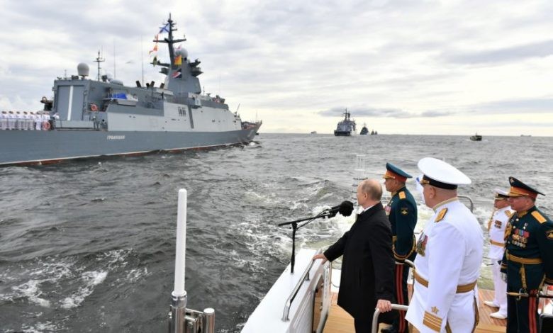 بوتين-يراجع-عرض-بحري-لأسلحة-تفوق-سرعة-الصوت